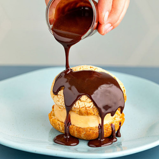 Profiteroles com gelato e calda de ganache