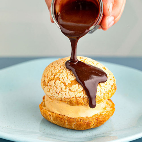 Profiteroles com gelato e calda de ganache